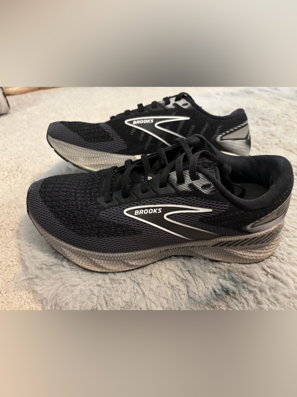 Women’s Brooks Levitate 6 GTS size 7